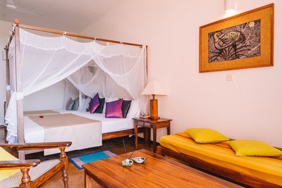 Die großen, hellen Zimmer des Ayurveda Resorts