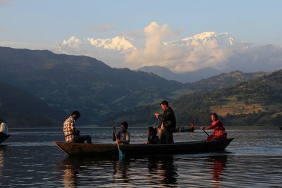 Nepalesische Fischer bei ihrer Arbeit