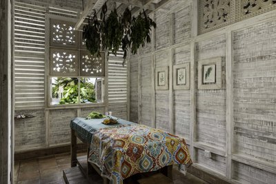 Ayurveda-Behandlungsräume mit hellem Holz stärken die Verbundenheit zur Natur