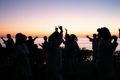 Gemeinsam zum Sonnenuntergang tanzen
