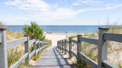 Steg zu Strand und Meer