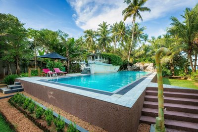 Unter Palmen am Pool entspannen