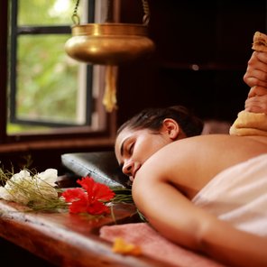 Eine Therapeutin behandelt eine Patientin während ihrer Ayurveda-Kur nach traditioneller Art