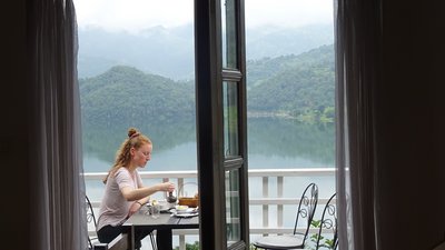 Vom Restaurant aus den Ausblick auf den See genießen