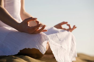 Entspannen Sie bei einer Meditation am Strand