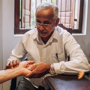 Pulsdiagnose beim Ayurveda Arzt