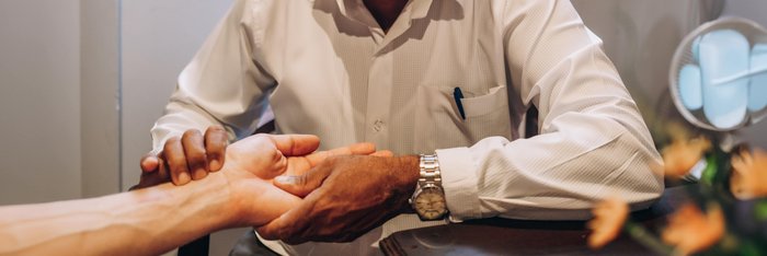 Pulsdiagnose beim Ayurveda Arzt