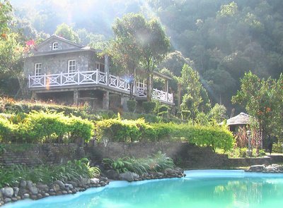 Erfrischen Sie sich in reinem Quelwasser im Pool des Begnas Lake Resorts