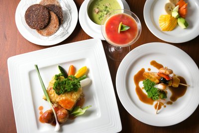 Probieren Sie sich durch das vielfältige Essen angepasst auf Ihr Dosha