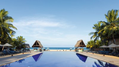 Der Blick über den Pool zum Meer