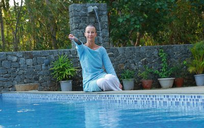 Üben Sie Yoga oder entspannen Sie direkt am Pool des Cliff View Ayurveda Retreats