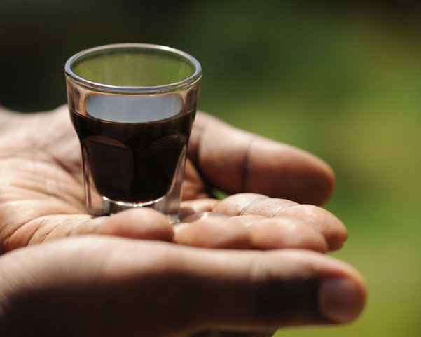 Hand mit ayurvedischen Getränk