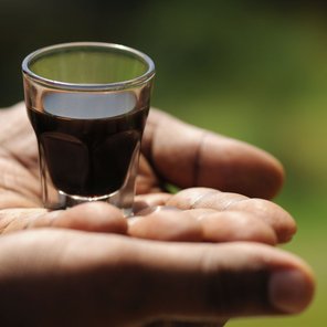 Hand mit ayurvedischen Getränk