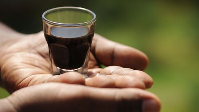 Hand mit ayurvedischen Getränk