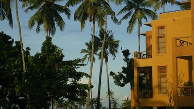 Die modernen Bauten des Barberyn Beach Resort integrieren sich behutsam in die üppige grüne Pflanzenwelt