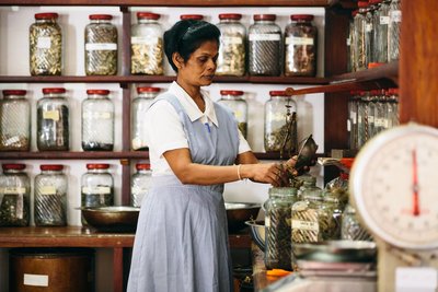 Hier wird die ayurvedische Medizin selbst hergestellt