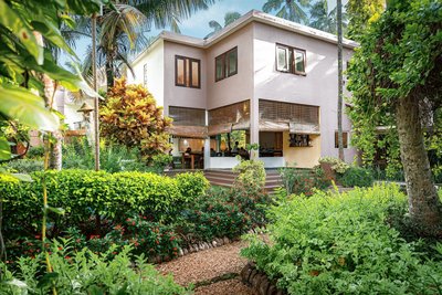 Das Hiru Om im Grünen gelegen