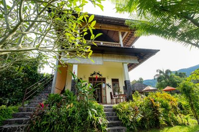 Die Villa Manuk mitten im grünen Garten
