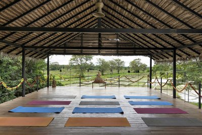 Bunte Yogamatten liegen in der Yogahalle mit Aussicht für Sie bereit
