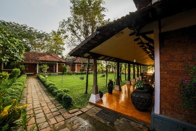 Ruhe und Entspannung im Grünen warten bei einer Ayurvedakur im Athreya auf Sie