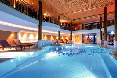 Wohltuendes Thermalwasser im Indoor Pool des Thermal Spa