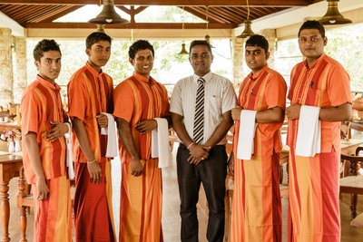 Das charmante Service Team im Thaulle Resort kümmert sich bestens um seine Gäste