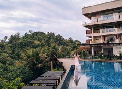 Entspannung am großzügigen Pool finden