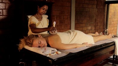 Wohltuende Ayurveda Massage im Poovar Island Resort in Kerala