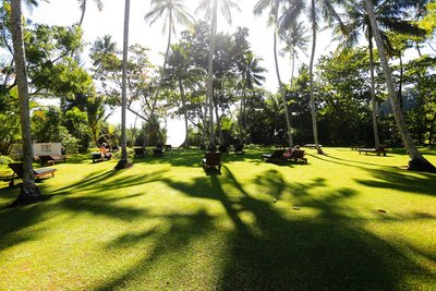 Der großzügige Garten im Surya Lanka lädt zum Entspannen ein