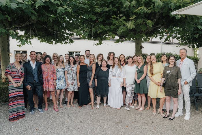 Gruppe steht vor einem Bürogebäude