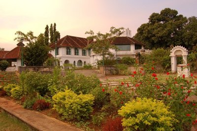 Das bunt bewachsene Kalari Kovilakom Resort bei Sonnenaufgang 