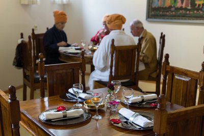 Gemütliches Zusammensein im Restaurant des Ayurveda Gardens
