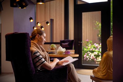 Ziehen Sie sich zurück in der Lavendel-Bibliothek