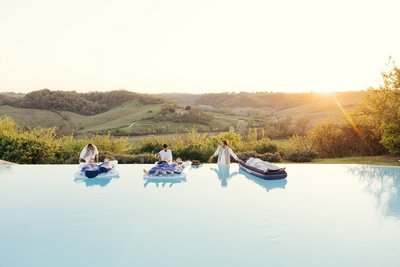Über den Pool schweben