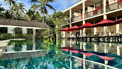 Das Haupthaus mit direktem Blick auf den Pool und das Meer