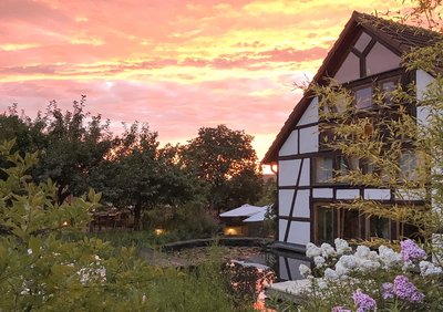 Das Kurhaus idyllisch im Garten gelegen