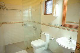 Badezimmer der Zimmerkategorie "Standard Room"