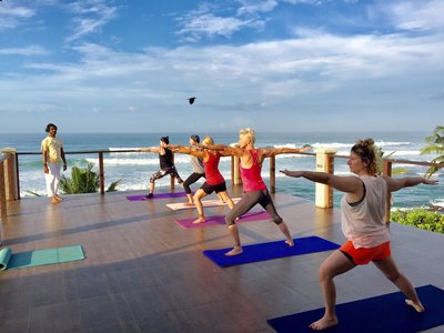Beim Yoga auf der Dachterrasse des Sithnara Ayurveda Resorts auf Sri Lanka gewinnen Sie neue Kraft für den Alltag