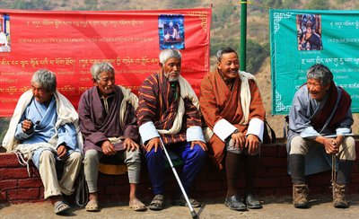 Einheimische Männer beim täglichen Plausch