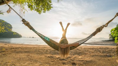 Traumhafte Aussicht auf das Meer von der Hängematte aus in Thailand
