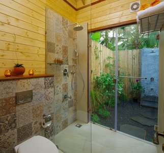 Das Badezimmer der Eco Wooden Huts sind stilvoll eingerichtet und dekoriert