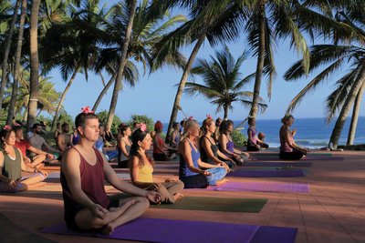 Bei einer gemeinsamen Meditation den Sonnenuntergang genießen