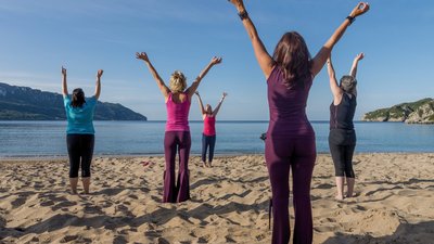 Yoga am Strand, direkt vor der Tür der Pension Vrachos