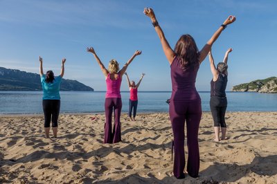 Yoga am Strand, direkt vor der Tür der Pension Vrachos