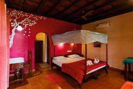 Die Zimmer sind schlicht im traditionellen Stil Keralas eingerichtet 