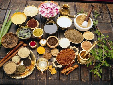 Vielfältige ayurvedische Gewürze helfen Ihnen neue Energie zu danken