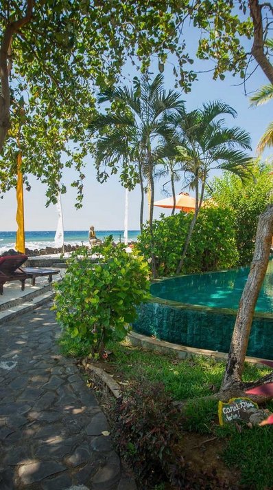 Nur wenige Schritte ist der Pool vom Meer entfernt 