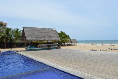 Vom Pool des Maalu Maalu aus haben Sie einen direkten Blick auf den Strand und das Meer