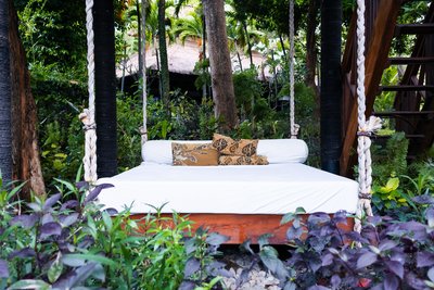  Die Zen Premium-Villen betreten Sie über eine private Terrasse mit einem entspannenden Tagesbett im Freien