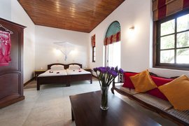 Einladend, mit Holz und typisch für Sri Lanka sind die Zimmer des Surya Lanka eingerichtet, hier der Beach Room